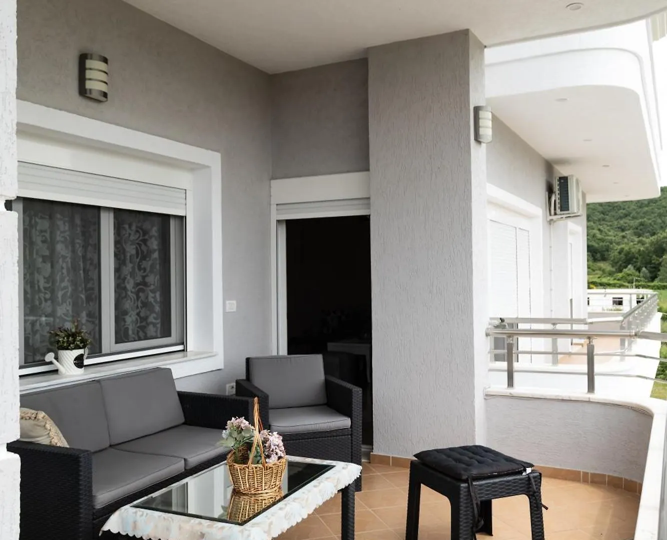 Lalzit Hills Apartments ドゥラス