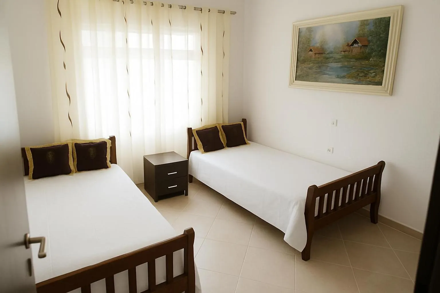 Lalzit Hills Apartments ドゥラス 0*,